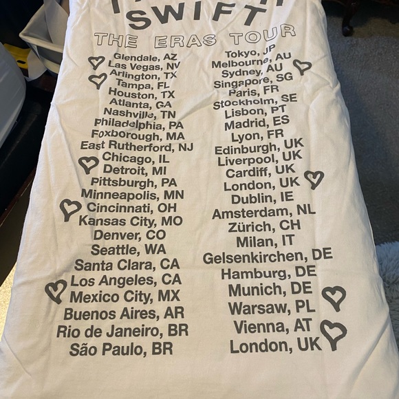 Taylor Swift Eras Tour Off White Distressed T-Shirt M Ball Gown Tour Dates NWOT - Picture 3 of 6